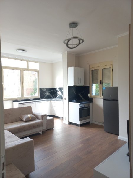 Tirane,Me Qera, Apartament kompletuar, mobilje të reja,tip 2+1,kat 2, pallat ri 6-kat, sip.80m², qera 600 €/muaj, në unazën qendrore/rr"Asdreni", pranë Drejtoris Përgjithëshme Policisë Shtetit /përball Ministrisë së Jashtme, 500m/ 6 min këmb  Ura Elbasanit/ Sh. Baletit e Parlamenti, Pazari Ri Tirane