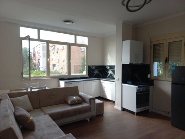 Tirane,Me Qera, Apartament kompletuar, mobilje të reja,tip 2+1,kat 2, pallat ri 6-kat, sip.80m², qera 600 €/muaj, në unazën qendrore/rr"Asdreni", pranë Drejtoris Përgjithëshme Policisë Shtetit /përball Ministrisë së Jashtme, 500m/ 6 min këmb  Ura Elbasanit/ Sh. Baletit e Parlamenti, Pazari Ri Tirane
