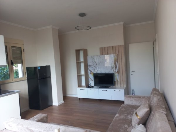 Tirane,Me Qera, Apartament kompletuar, mobilje të reja,tip 2+1,kat 2, pallat ri 6-kat, sip.80m², qera 600 €/muaj, në unazën qendrore/rr"Asdreni", pranë Drejtoris Përgjithëshme Policisë Shtetit /përball Ministrisë së Jashtme, 500m/ 6 min këmb  Ura Elbasanit/ Sh. Baletit e Parlamenti, Pazari Ri Tirane
