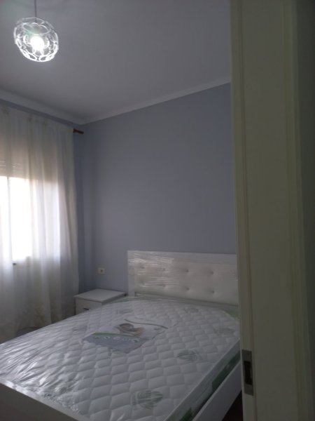 Tirane,Me Qera, Apartament kompletuar, mobilje të reja,tip 2+1,kat 2, pallat ri 6-kat, sip.80m², qera 600 €/muaj, në unazën qendrore/rr"Asdreni", pranë Drejtoris Përgjithëshme Policisë Shtetit /përball Ministrisë së Jashtme, 500m/ 6 min këmb  Ura Elbasanit/ Sh. Baletit e Parlamenti, Pazari Ri Tirane