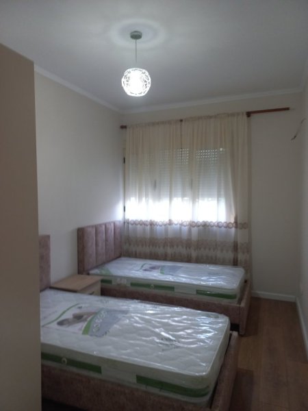 Tirane,Me Qera, Apartament kompletuar, mobilje të reja,tip 2+1,kat 2, pallat ri 6-kat, sip.80m², qera 600 €/muaj, në unazën qendrore/rr"Asdreni", pranë Drejtoris Përgjithëshme Policisë Shtetit /përball Ministrisë së Jashtme, 500m/ 6 min këmb  Ura Elbasanit/ Sh. Baletit e Parlamenti, Pazari Ri Tirane