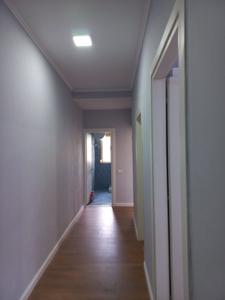 Tirane,Me Qera, Apartament kompletuar, mobilje të reja,tip 2+1,kat 2, pallat ri 6-kat, sip.80m², qera 600 €/muaj, në unazën qendrore/rr"Asdreni", pranë Drejtoris Përgjithëshme Policisë Shtetit /përball Ministrisë së Jashtme, 500m/ 6 min këmb  Ura Elbasanit/ Sh. Baletit e Parlamenti, Pazari Ri Tirane