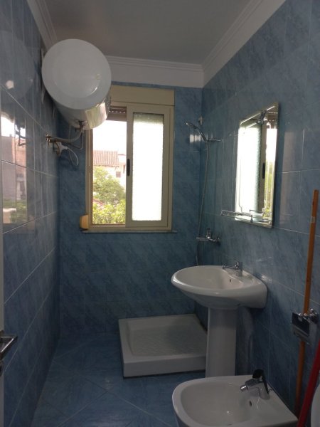Tirane,Me Qera, Apartament kompletuar, mobilje të reja,tip 2+1,kat 2, pallat ri 6-kat, sip.80m², qera 600 €/muaj, në unazën qendrore/rr"Asdreni", pranë Drejtoris Përgjithëshme Policisë Shtetit /përball Ministrisë së Jashtme, 500m/ 6 min këmb  Ura Elbasanit/ Sh. Baletit e Parlamenti, Pazari Ri Tirane