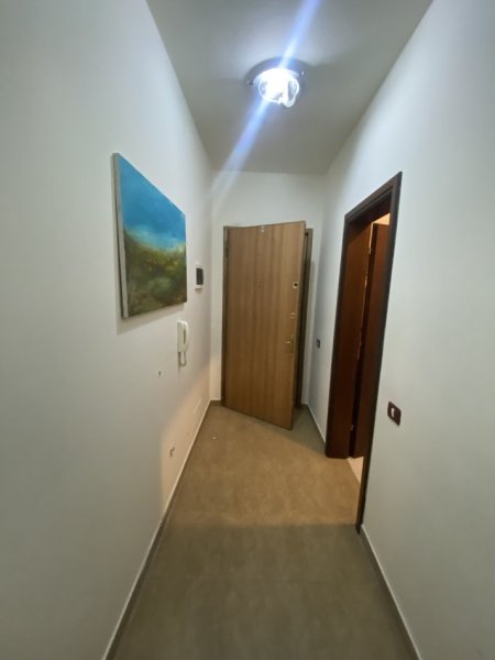 Tirane, jepet me qera apartament 1+1+Ballkon Kati 9, 65 m² 450 € (Rruga e kavajes)