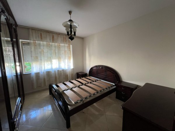 Tirane, jepet me qera apartament 3+1+Ballkon Kati 5, 115 m² 1.000 € (Pranë Shkollës Edith Durham)