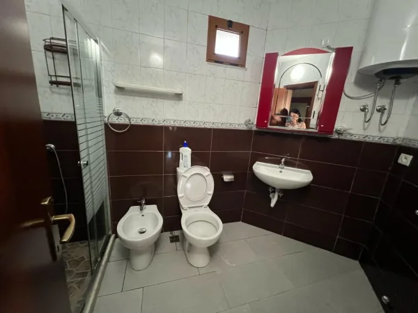 Tirane, jepet me qera apartament 3+1+Ballkon Kati 5, 115 m² 800 € (Pranë Shkollës Edith Durham)