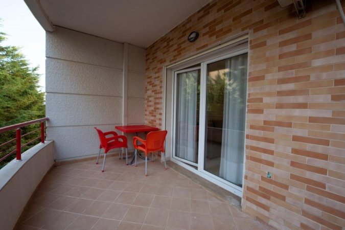 Tirane, jepet me qera apartament 3+1 Kati 2, 116 m² 1.000 € (Tirane, Liqeni i Thate)