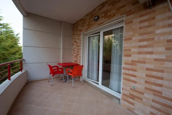 Tirane, jepet me qera apartament 3+1 Kati 2, 116 m² 1.000 € (Tirane, Liqeni i Thate)
