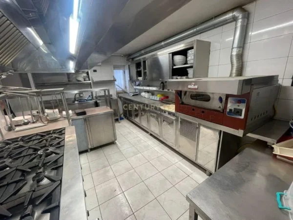 Tirane, jepet me qera bar-resorant Kati 1, 147 m² 1.800 € (Pranë Gjimnazit “Ismail Qemali”.)