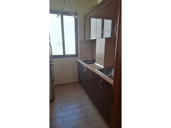 Tirane, jepet me qera apartament 1+1 Kati 3, 55 m² 600 € (Garda)