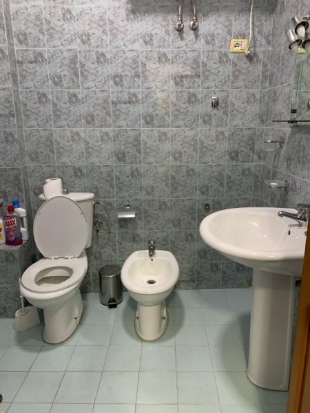 Tirane, jepet me qera apartament 1+1+Ballkon Kati 5, 76 m² 55,000 Leke  (Sheshi Willson)