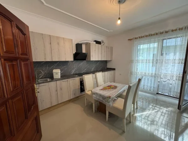 Tirane, jepet me qera apartament 2+1 Kati 1, 110 m² 400 € (Unaza e Re)