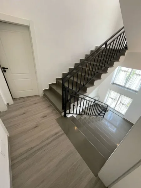 Tirane, jepet me qera Vile 3 Katshe Kati 0, 320 m² 2.500 € (TEG)