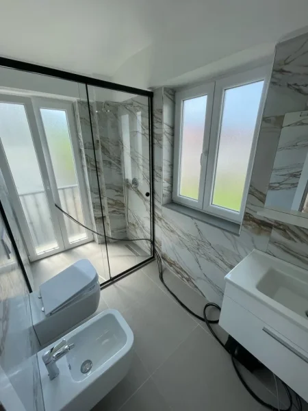 Tirane, jepet me qera Vile 3 Katshe Kati 0, 320 m² 2.500 € (TEG)