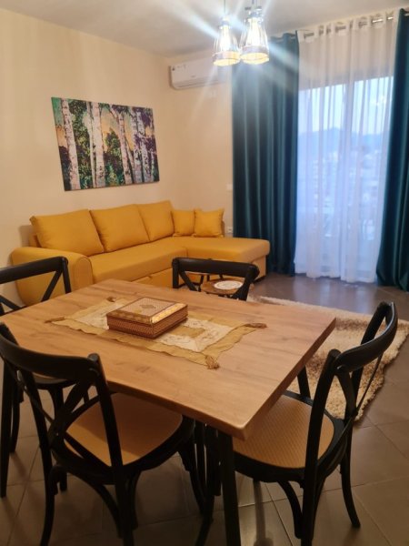 Tirane, jepet me qera apartament 2+1+Ballkon Kati 6, 85 m² 500 € (Rruga Robert Shvarc)