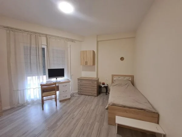 Tirane, jepet me qera apartament 2+1 Kati 2, 99 m² 650 € (Rruga e Dibres)