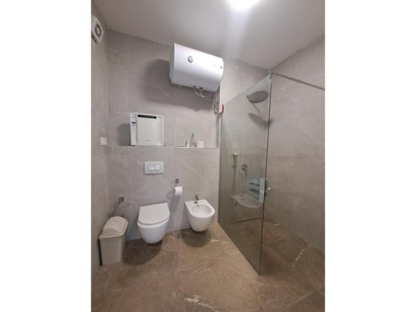 Tirane, jepet me qera apartament 2+1 Kati 2, 99 m² 650 € (Rruga e Dibres)