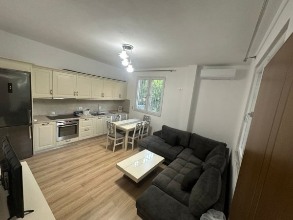 Tirane, jepet me qera Vile 3+1 Kati 1, 90 m² 700 € (Rruga Arben Broci)
