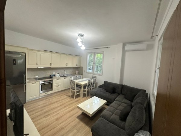 Tirane, jepet me qera Vile 3+1 Kati 1, 90 m² 700 € (Rruga Arben Broci)