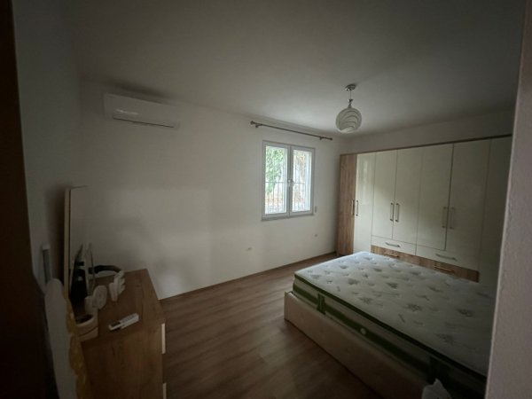 Tirane, jepet me qera Vile 3+1 Kati 1, 90 m² 700 € (Rruga Arben Broci)