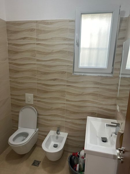Tirane, jepet me qera Vile 3+1 Kati 1, 90 m² 700 € (Rruga Arben Broci)