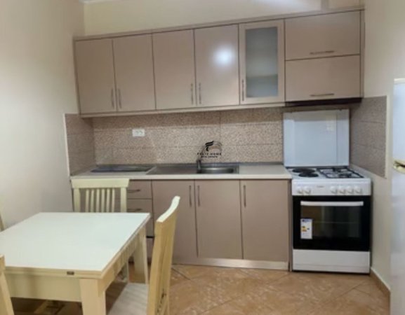 Tirane, jepet me qera apartament 2+1 Kati 1, 90 m² 350 € (KINOSTUDIO)