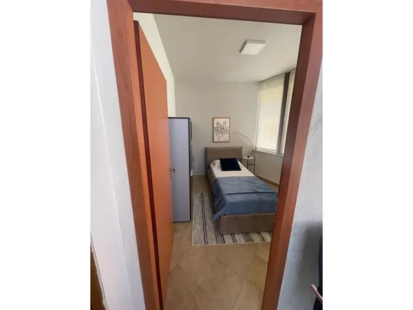 Tirane, jepet me qera apartament 2+1 Kati 5, 900 m² 900 € (Qender)