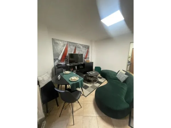 Tirane, jepet me qera apartament 2+1 Kati 5, 900 m² 900 € (Qender)