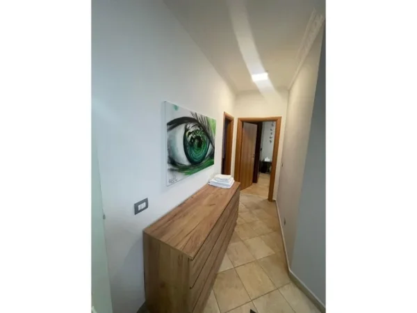 Tirane, jepet me qera apartament 2+1 Kati 5, 900 m² 900 € (Qender)
