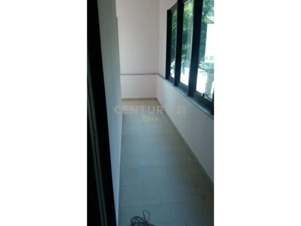 Tirane, jepet me qera zyre Kati 2, 230 m² 1.500 € (ministria e jashtme)