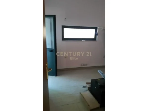 Tirane, jepet me qera zyre Kati 2, 230 m² 1.500 € (ministria e jashtme)