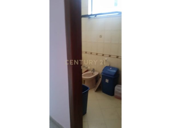 Tirane, jepet me qera zyre Kati 2, 230 m² 1.500 € (ministria e jashtme)