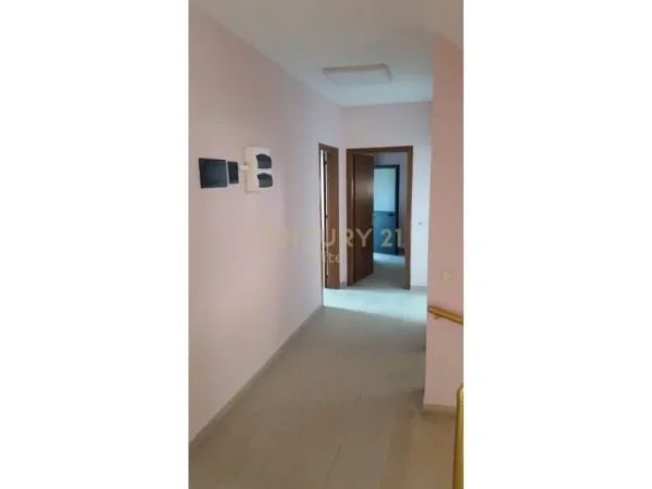 Tirane, jepet me qera zyre Kati 2, 230 m² 1.500 € (ministria e jashtme)