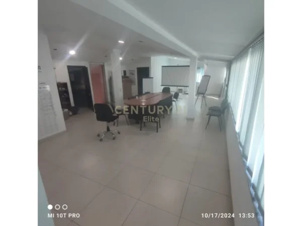 Tirane, jepet me qera zyre Kati 2, 230 m² 1.500 € (ministria e jashtme)