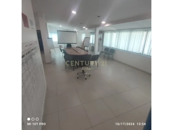 Tirane, jepet me qera zyre Kati 2, 230 m² 1.500 € (ministria e jashtme)