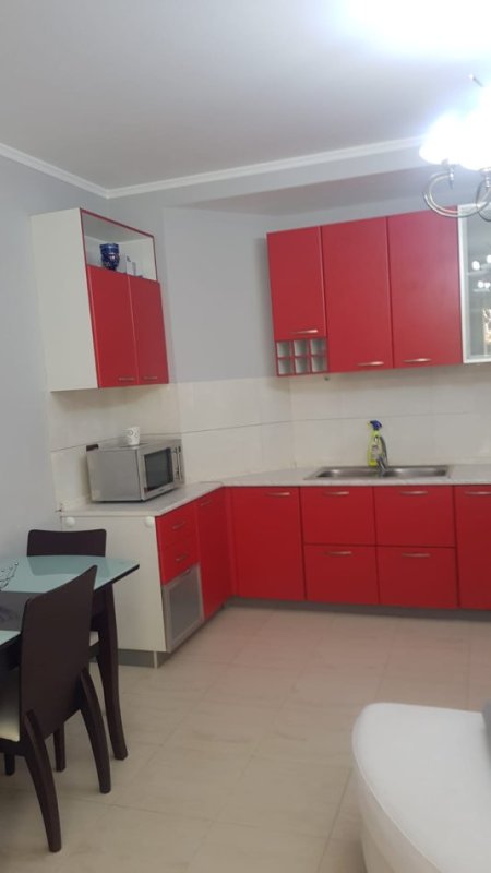 Tirane, jepet me qera apartament 2+1+Ballkon Kati 1, 90 m² 700 € (Rruga Hamid Shijaku)
