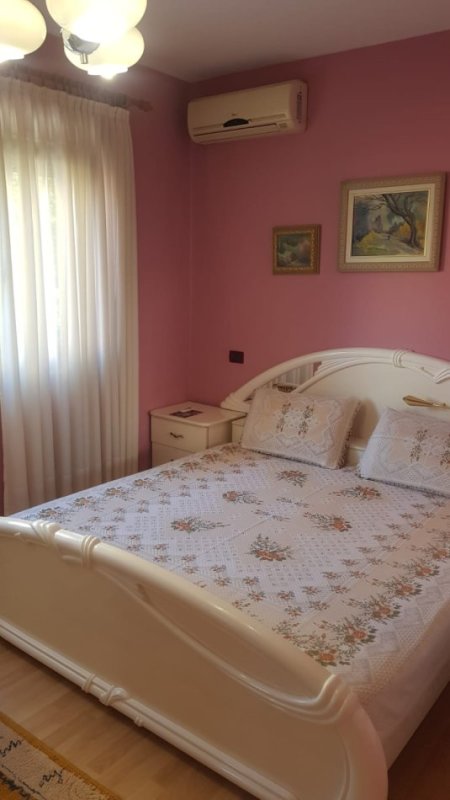 Tirane, jepet me qera apartament 2+1+Ballkon Kati 1, 90 m² 700 € (Rruga Hamid Shijaku)