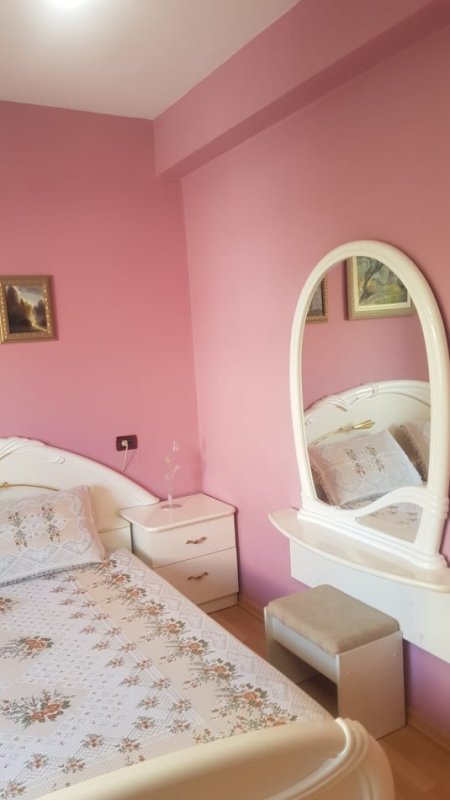 Tirane, jepet me qera apartament 2+1+Ballkon Kati 1, 90 m² 700 € (Rruga Hamid Shijaku)