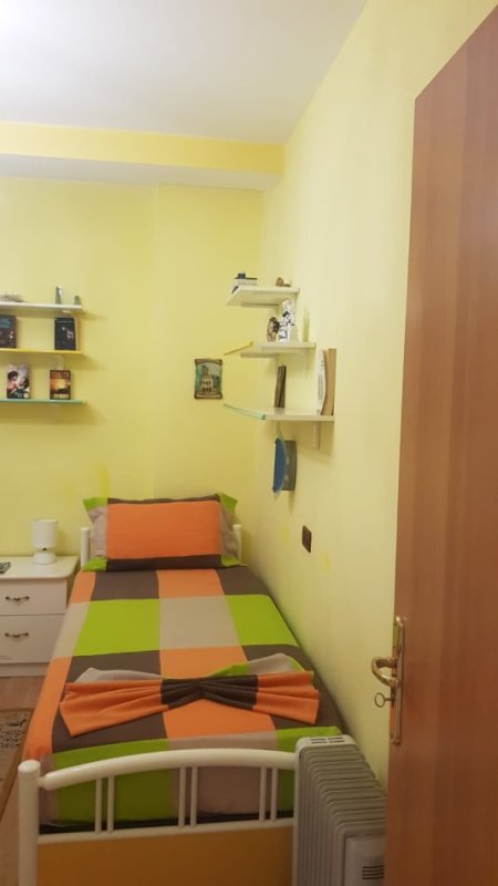 Tirane, jepet me qera apartament 2+1+Ballkon Kati 1, 90 m² 700 € (Rruga Hamid Shijaku)