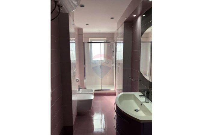 Tirane, jepet me qera apartament 3+1 Kati 6, 165 m² 1.100 € (Shallvaret)