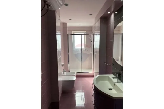 Tirane, jepet me qera apartament 3+1 Kati 6, 165 m² 1.100 € (Shallvaret)
