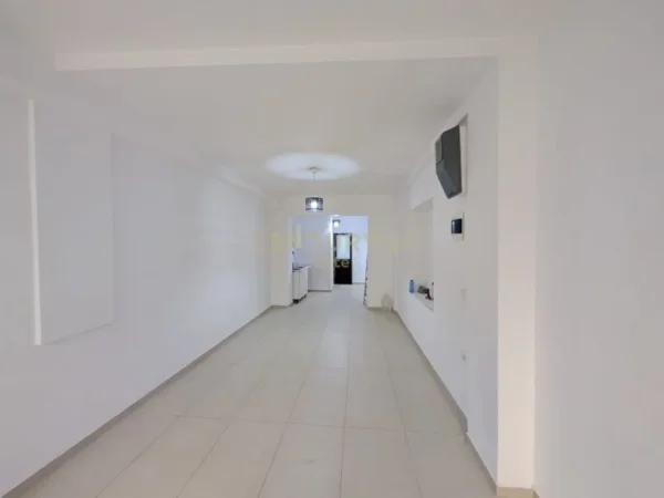 Tirane, shitet ambjent biznesi Kati 0, 43 m² 120.000 € (rruga myslym shyri)