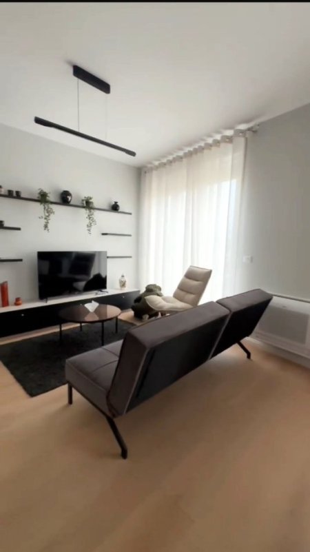 Tirane, jepet me qera apartament 2+1+Ballkon Kati 7, 117 m² 1.000 € (Rruga Shyqyri Ishmi)