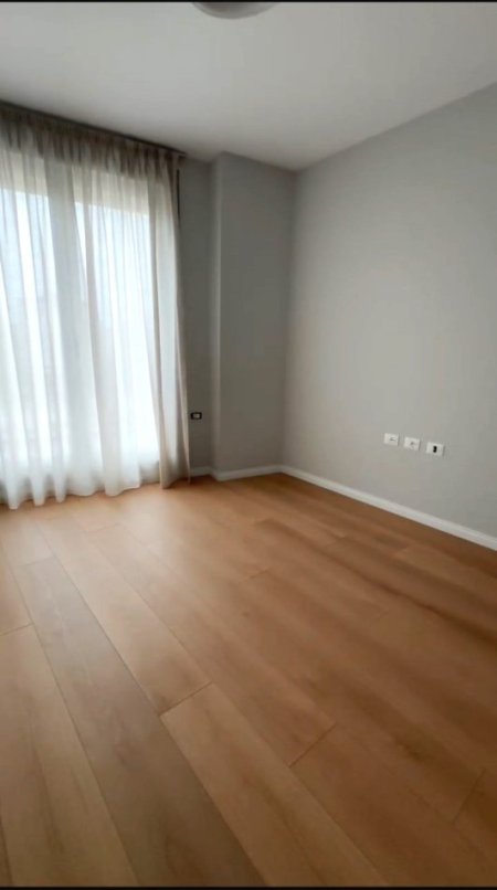 Tirane, jepet me qera apartament 2+1+Ballkon Kati 7, 117 m² 1.000 € (Rruga Shyqyri Ishmi)