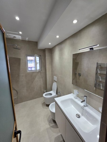 Tirane, jepet me qera apartament 1+1+Ballkon Kati 2, 56 m² 700 € (Ali Demi)