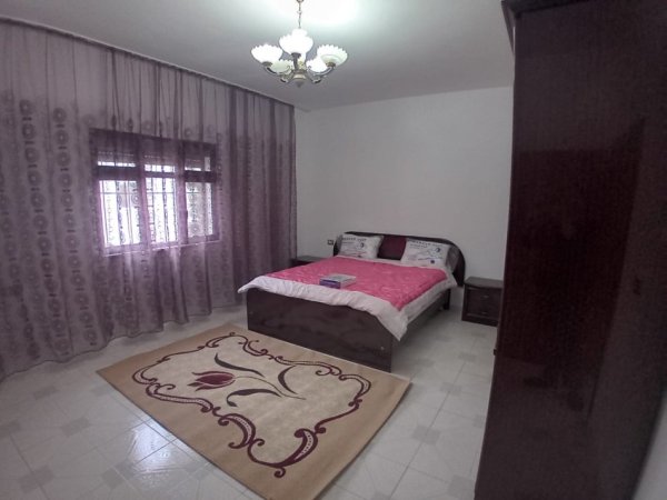 Tirane, jepet me qera Vile 1+1 Kati 2, 77 m² 409 € (rruga 5 Maji)