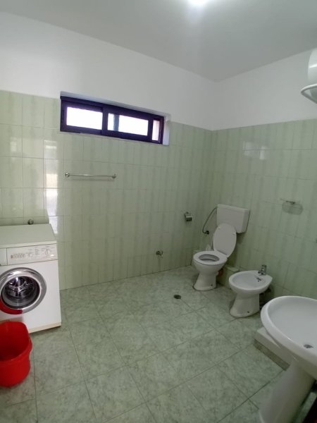 Tirane, jepet me qera Vile 1+1 Kati 2, 77 m² 409 € (rruga 5 Maji)
