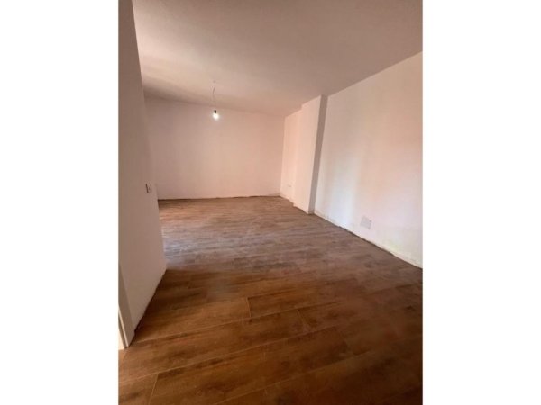 Tirane, shes apartament 1+1 Kati 3, 80 m² 224.000 € (rruga e kavajes)