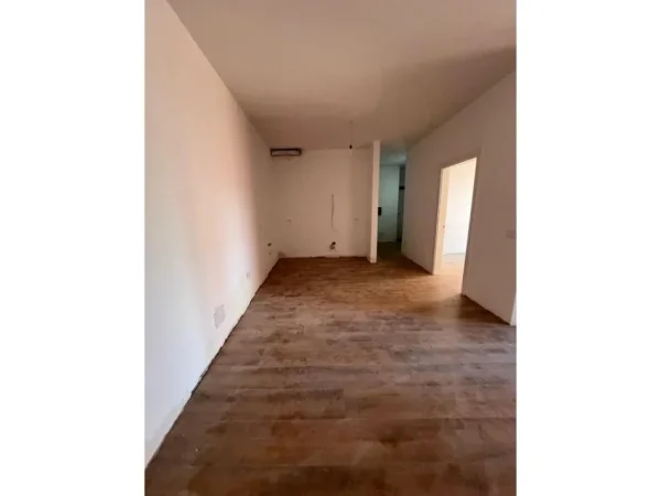Tirane, shes apartament 1+1 Kati 3, 80 m² 224.000 € (rruga e kavajes)