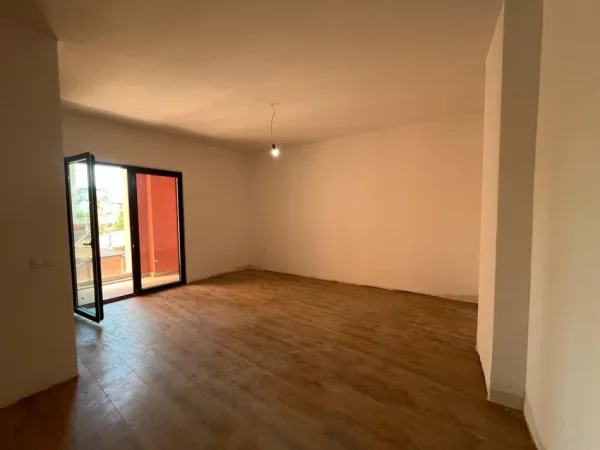 Tirane, shes apartament 1+1 Kati 3, 80 m² 224.000 € (rruga e kavajes)